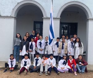 Asoprovida promoters with children from School No. 64 in Salto, Uruguay, during an environmental education activity.